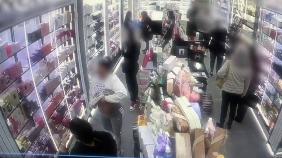 En la ropa interior: así robaba perfumes una banda en una cadena de tiendas