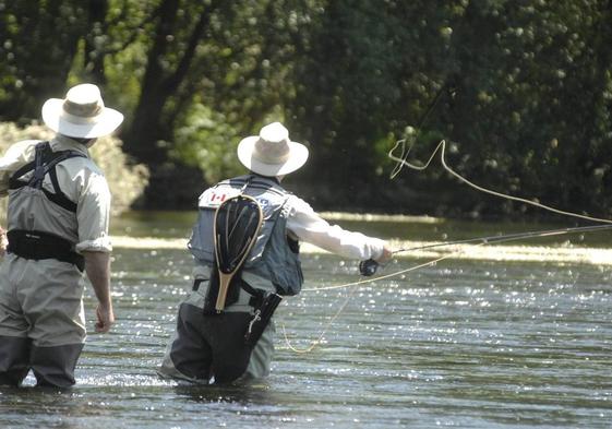 Un pescador practica su deporte favorito en un río de Salamanca.