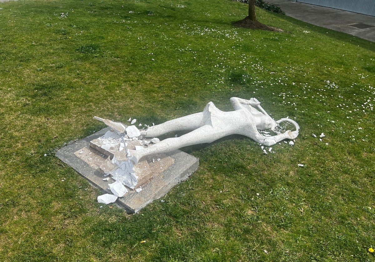 La escultura destrozada por los vándalos en Carbajosa de la Sagrada.