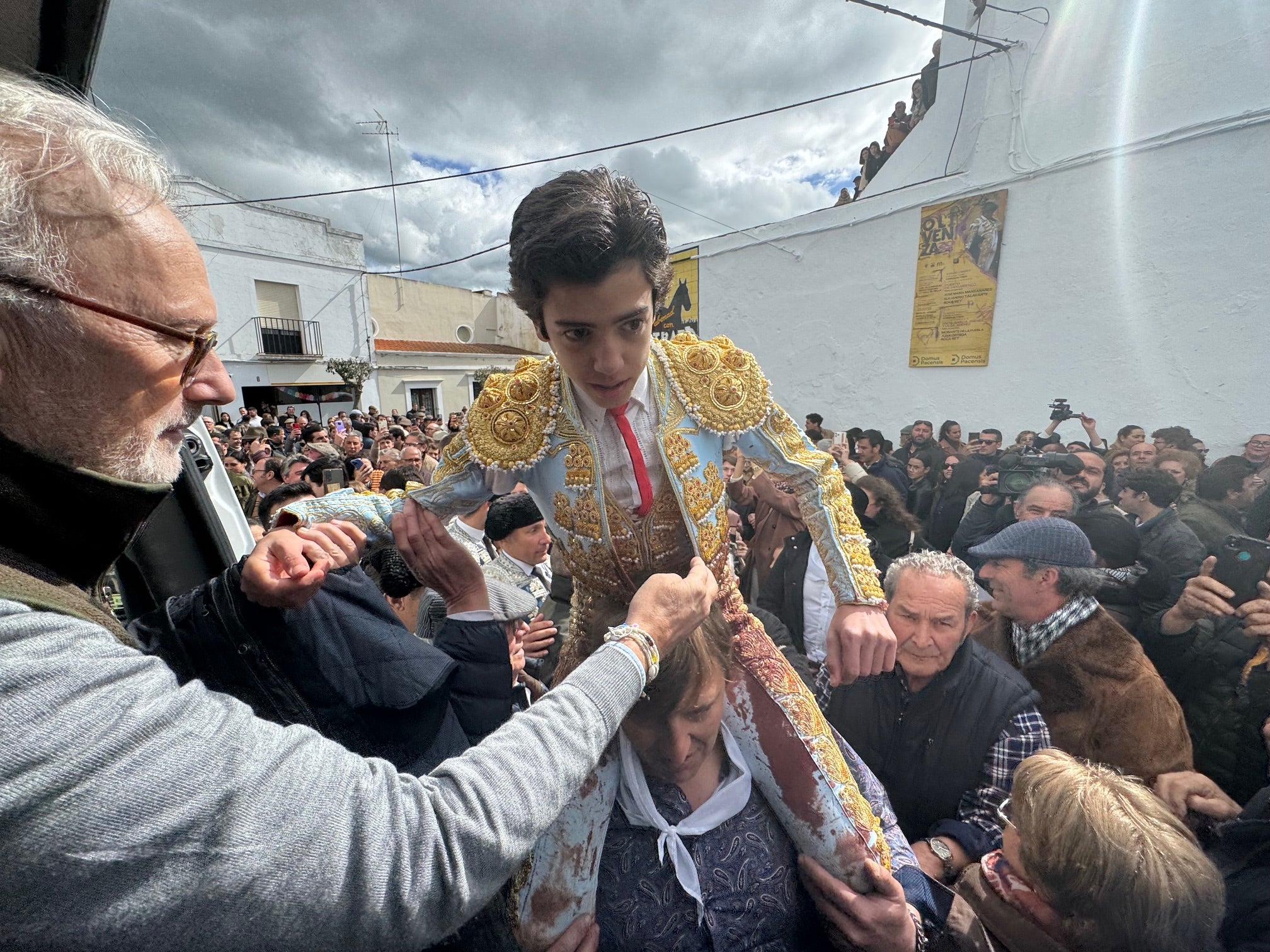 El joven novillero salmantino, en su salida a hombros en Olivenza.