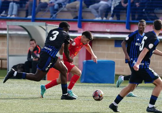 Tomi trata de progresar rodeado de jugadores de la Ponferradina B.