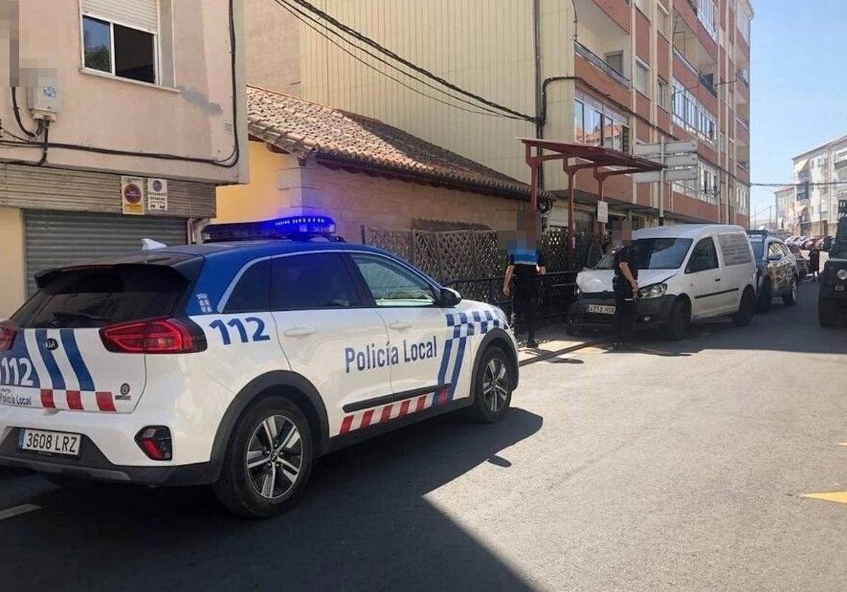 Coche patrulla de la Policía Local delante del vehículo que conducía el acusado tras el brutal impacto.