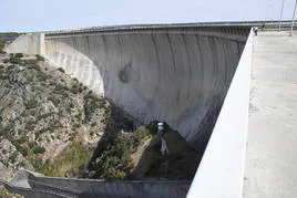 Presa de la Almendra, de la cual se abastecen las dos localidades.