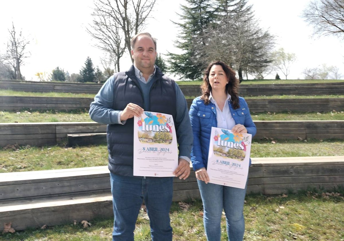 El acalde, Roberto Martín, y la coordinadora municipal de Cultura, María Jesús Moro.