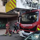 Bomberos en la calle Espronceda durante la intervención.