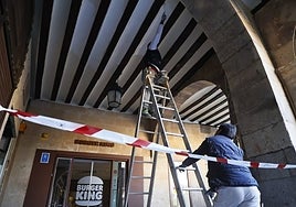 El pintor remata la zona afectada por la filtración, junto al arco de la calle Toro.