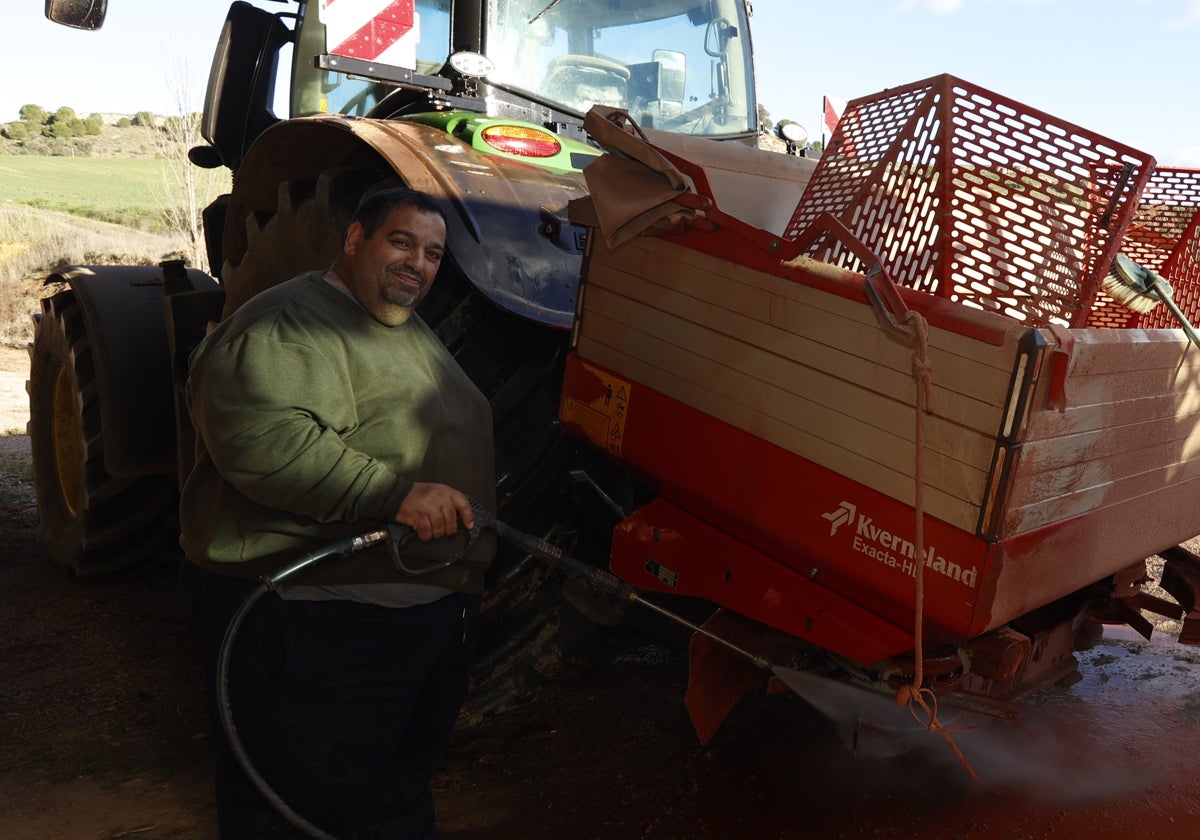 Eduardo Velasco, con su tractor.