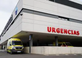 Evacuado al Hospital un motorista tras chocar con una furgoneta en la rotonda de Buenos Aires