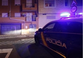 Una patrulla policial en otra intervención en la calle La Luz.