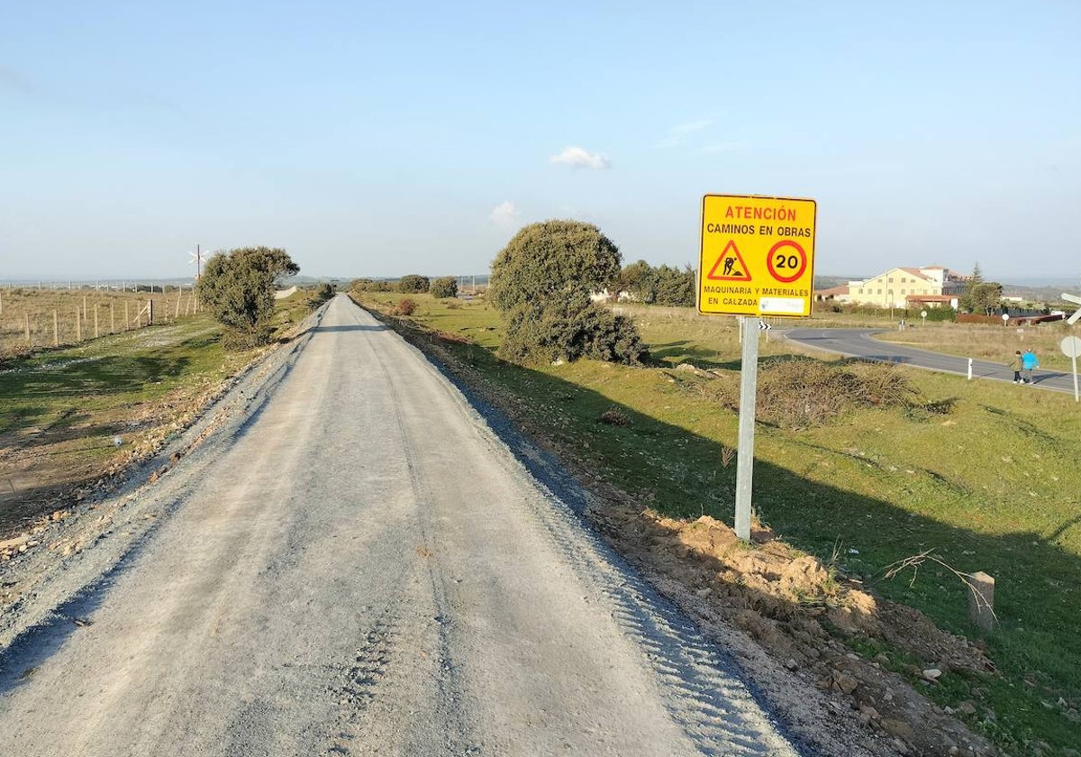 Imagen del estado de la antigua vía férrea tras iniciar el acondicionamiento del firme con zahorra.