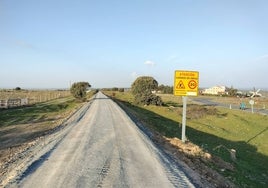 Imagen del estado de la antigua vía férrea tras iniciar el acondicionamiento del firme con zahorra.