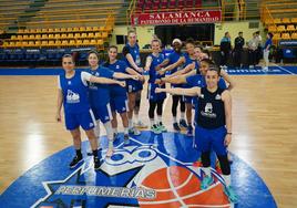 Las once jugadoras de Avenida, antes de comenzar el entrenamiento del martes.