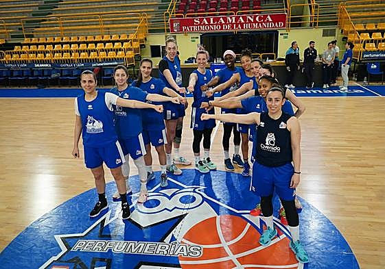 Las once jugadoras de Avenida, antes de comenzar el entrenamiento del martes.