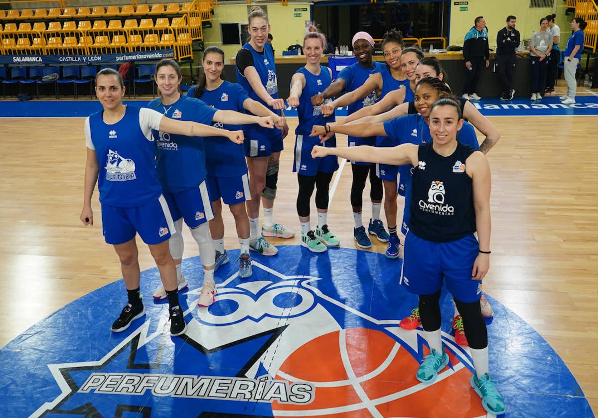 Las once jugadoras de Avenida, antes de comenzar el entrenamiento del martes.