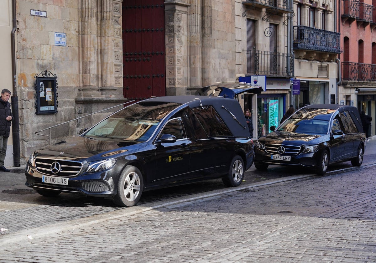 Dos coches funerarios a la puerta de la iglesia de San Martín.