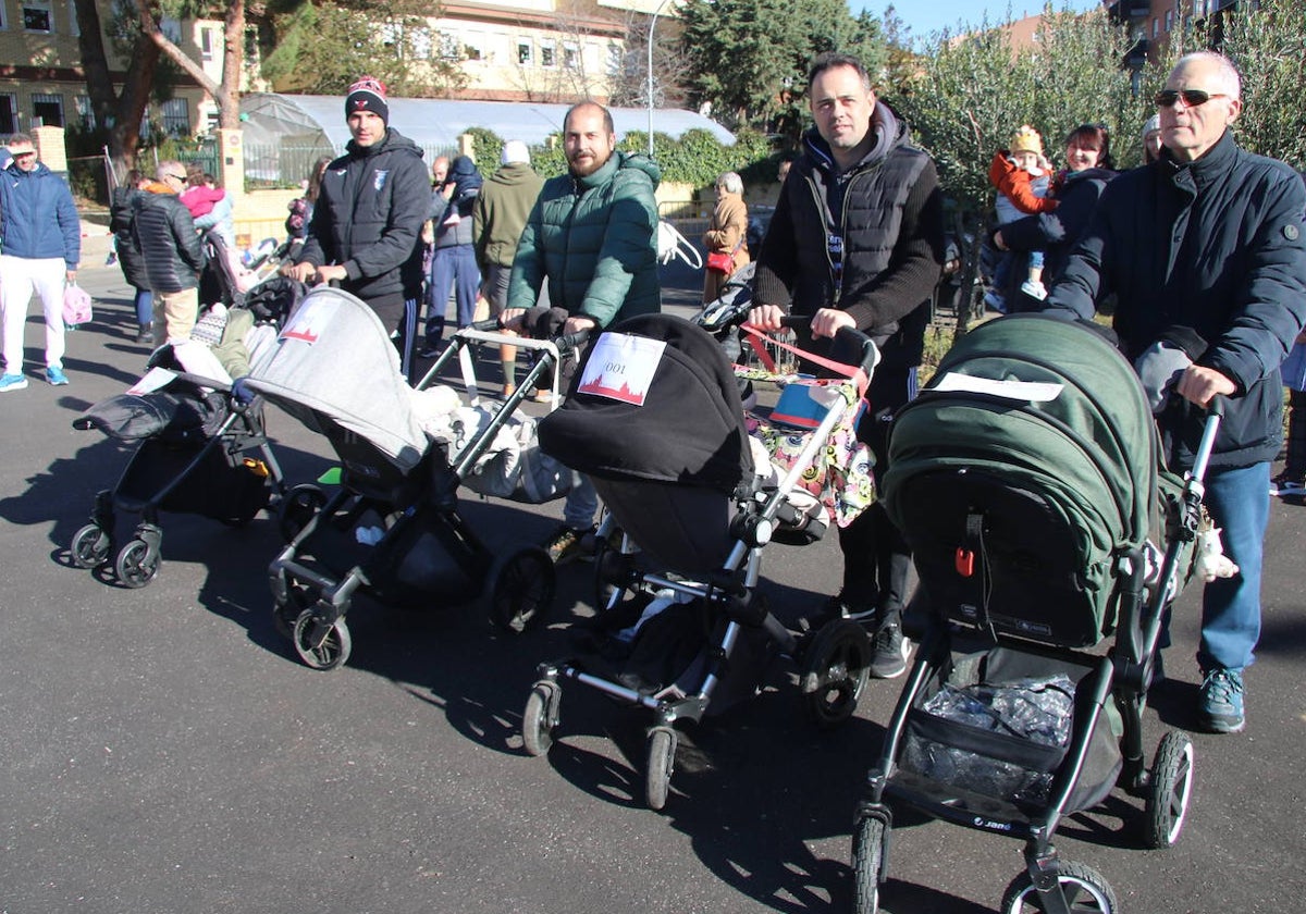 Bebés en carritos en la carrera de la leche de Terradillos