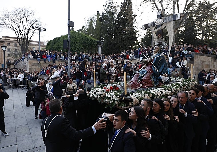 Salida de la Virgen de los Dolores el año pasado de la Capilla de la Vera Cruz.