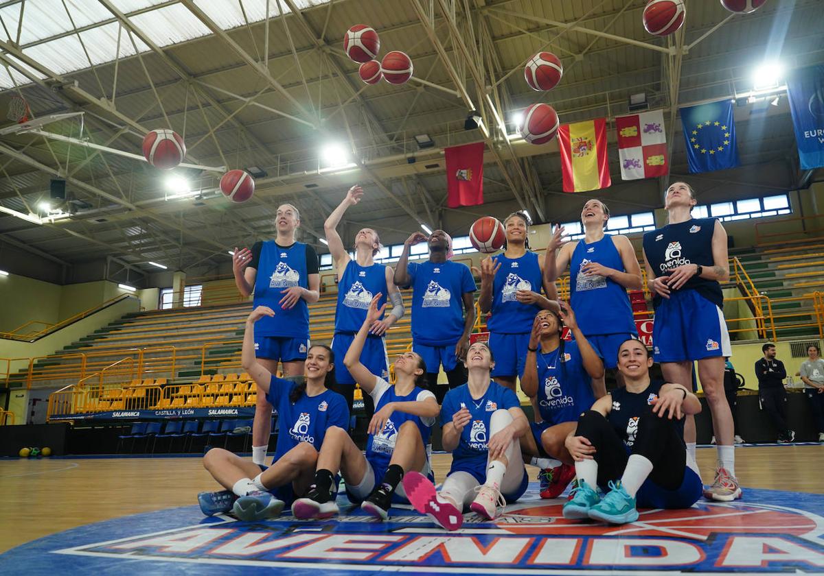 Las jugadoras de Avenida lanzan sus balones a lo alto durante el Media Day el pasado martes.