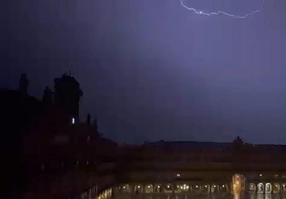 Rayo en el cielo visto desde la Plaza Mayor de Salamanca