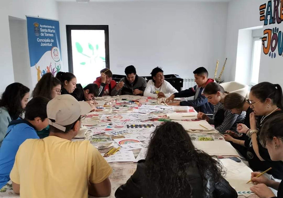 Participantes en un taller en el Área Joven de Santa Marta.