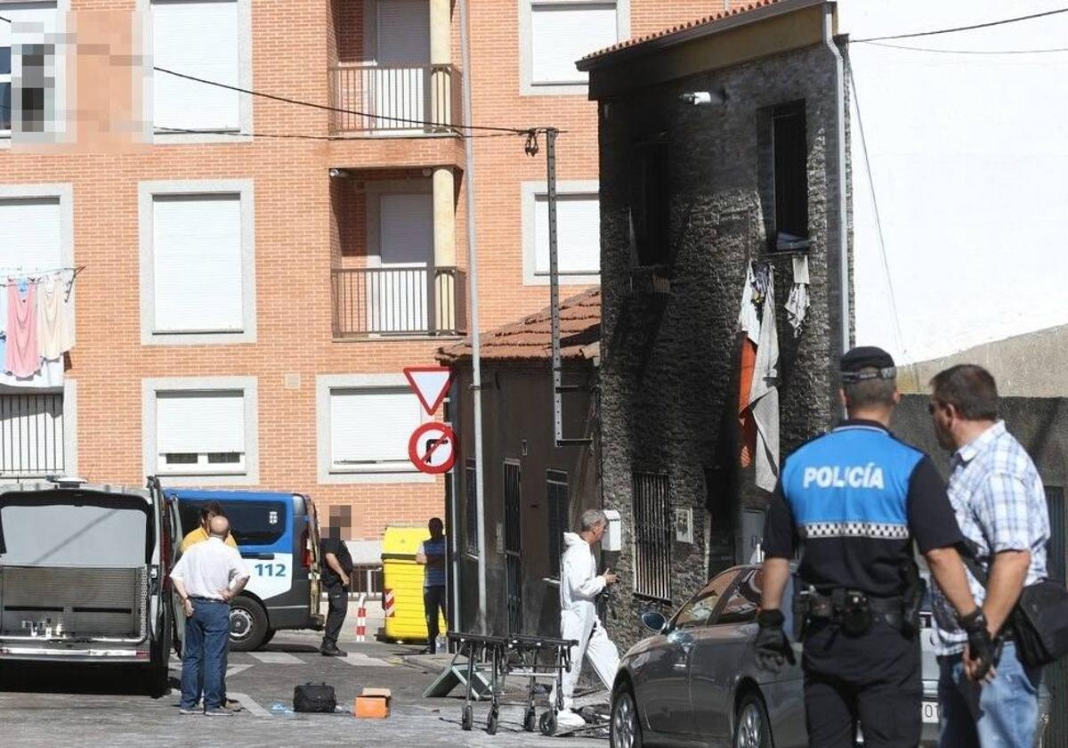 Policía Científica en la vivienda tras el voraz incendio.