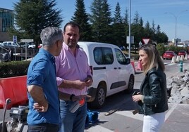 El alcalde de Santa Marta, David Mingo, y la concejala de Fomento, Marta Labrador, visitando las obras en la avenida de los Padres Paúles.