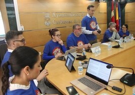 Los ediles del equipo de Gobierno de Carbajosa con su camiseta en contra de la amnistía.