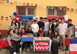 Imagen de los alumnos de Cuarto de la ESO con su stand dedicado a Francia