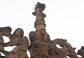 Pequeño desprendimiento de la cornisa en la puerta del rectorado