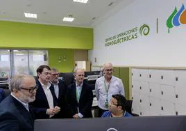 El presidente de la Junta de Castilla y León durante su visita al Centro de Operación Hidroeléctrico de Iberdrola.