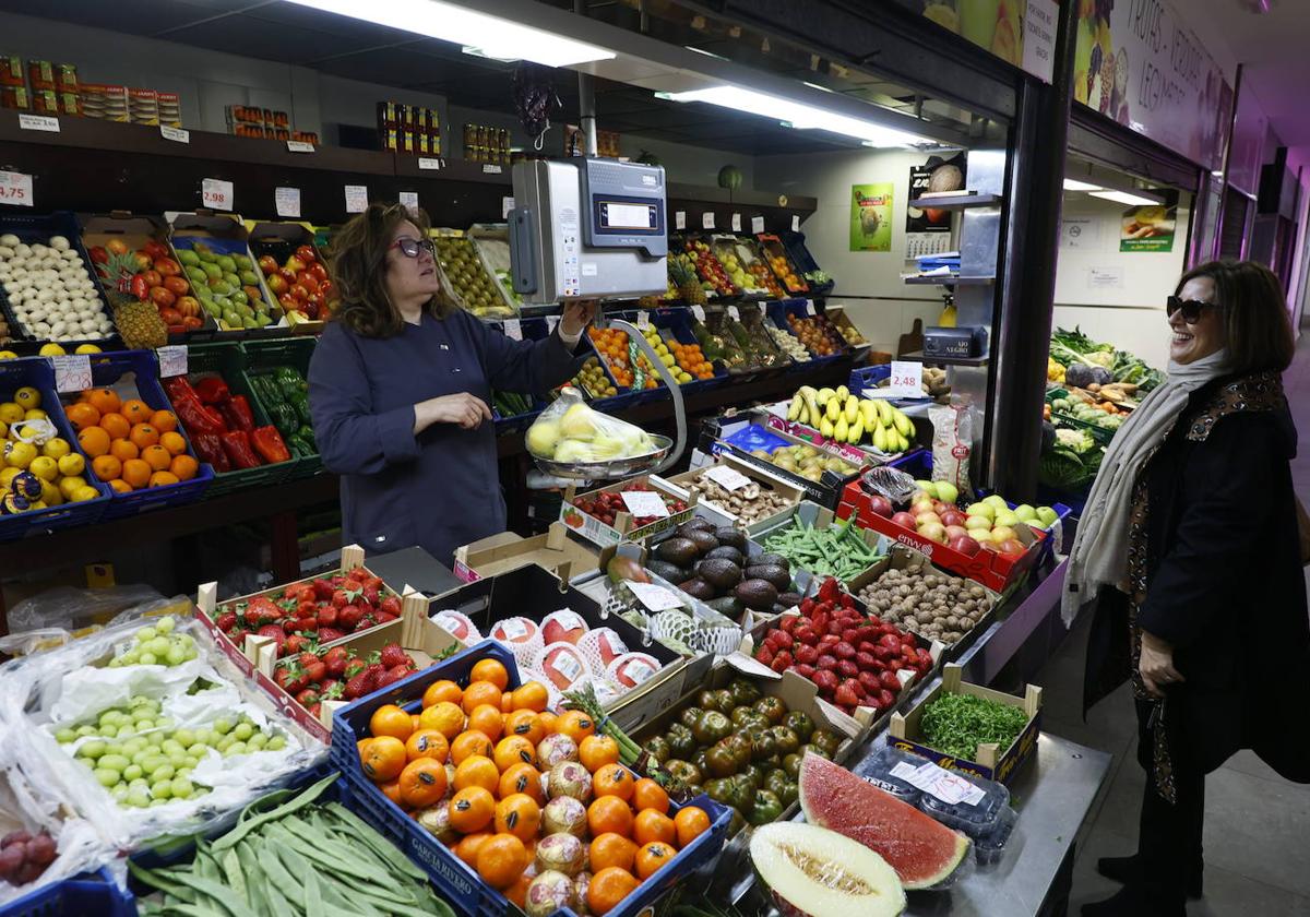 En las fruterías del Mercado Central ya empiezan las consultas por las novedades entre las frutas.