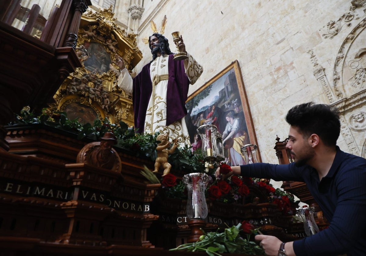 Rodríguez San Dionisio coloca rosas rojas al pie del Cristo de la Redención.