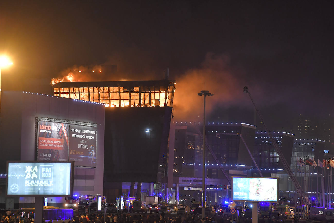 La sala de conciertos moscovita ardió la noche del viernes tras el atentado terrorista.