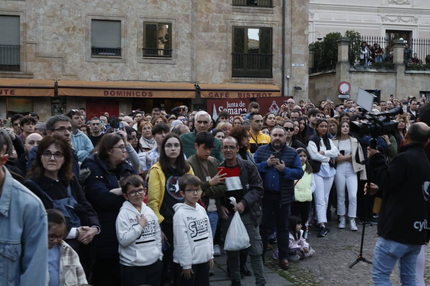 Salida masiva para recibir a un Cristo de la Redención vestido de &#039;Madrugada&#039;