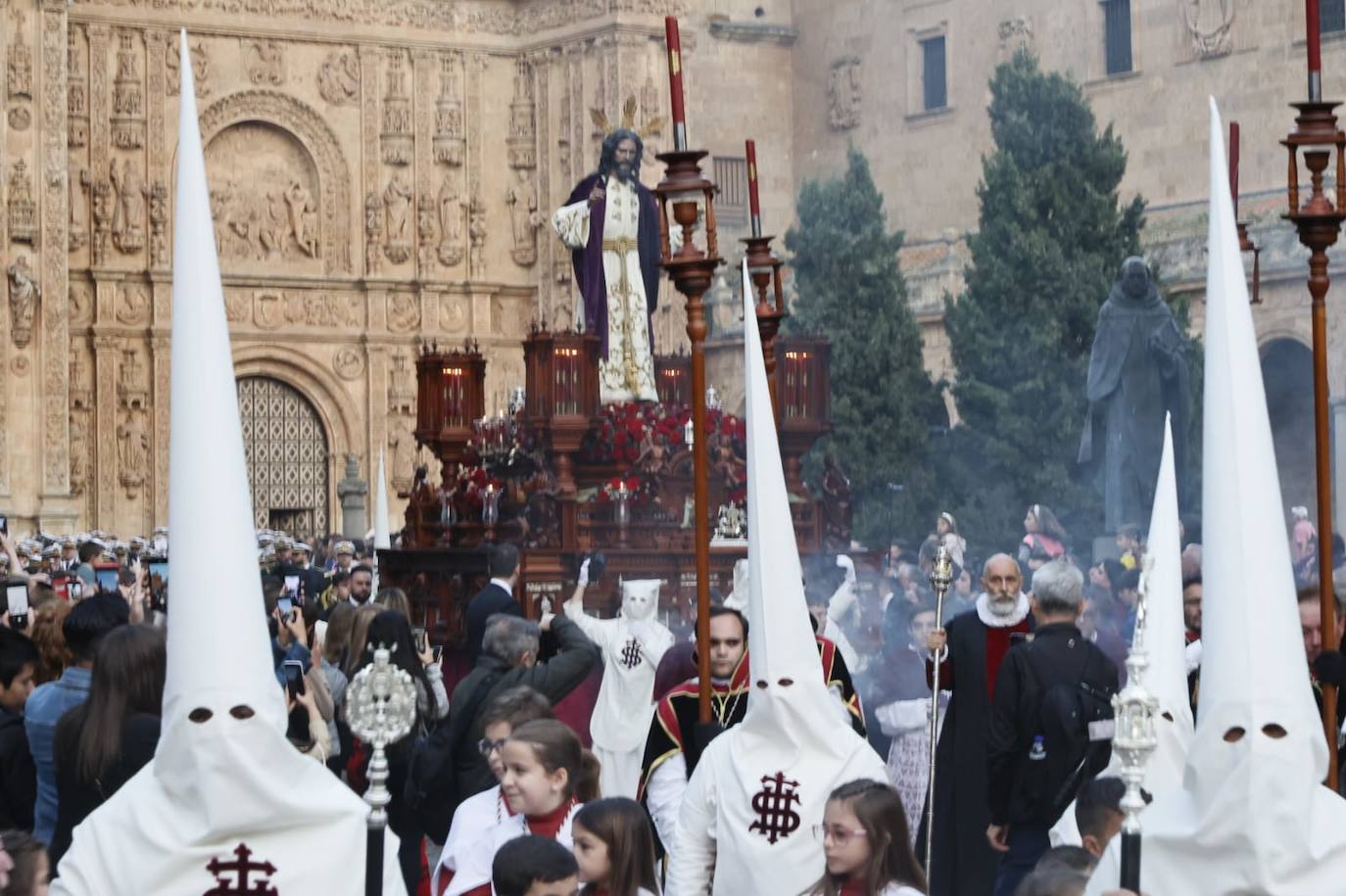 Salida masiva para recibir a un Cristo de la Redención vestido de &#039;Madrugada&#039;