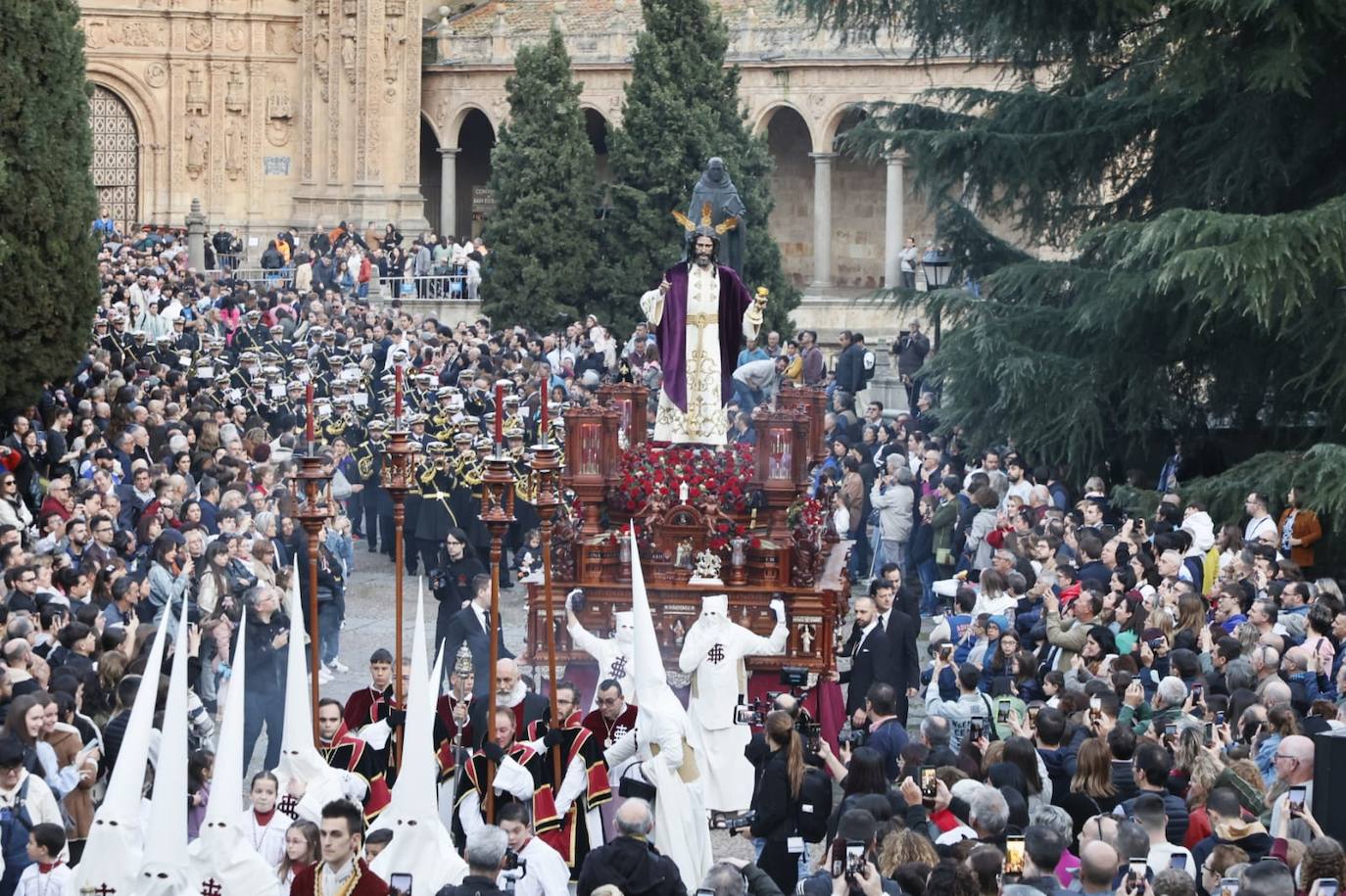 Salida masiva para recibir a un Cristo de la Redención vestido de &#039;Madrugada&#039;