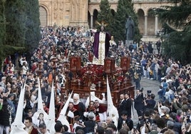 Multitudinaria salida de la procesión en el atrio de San Esteban