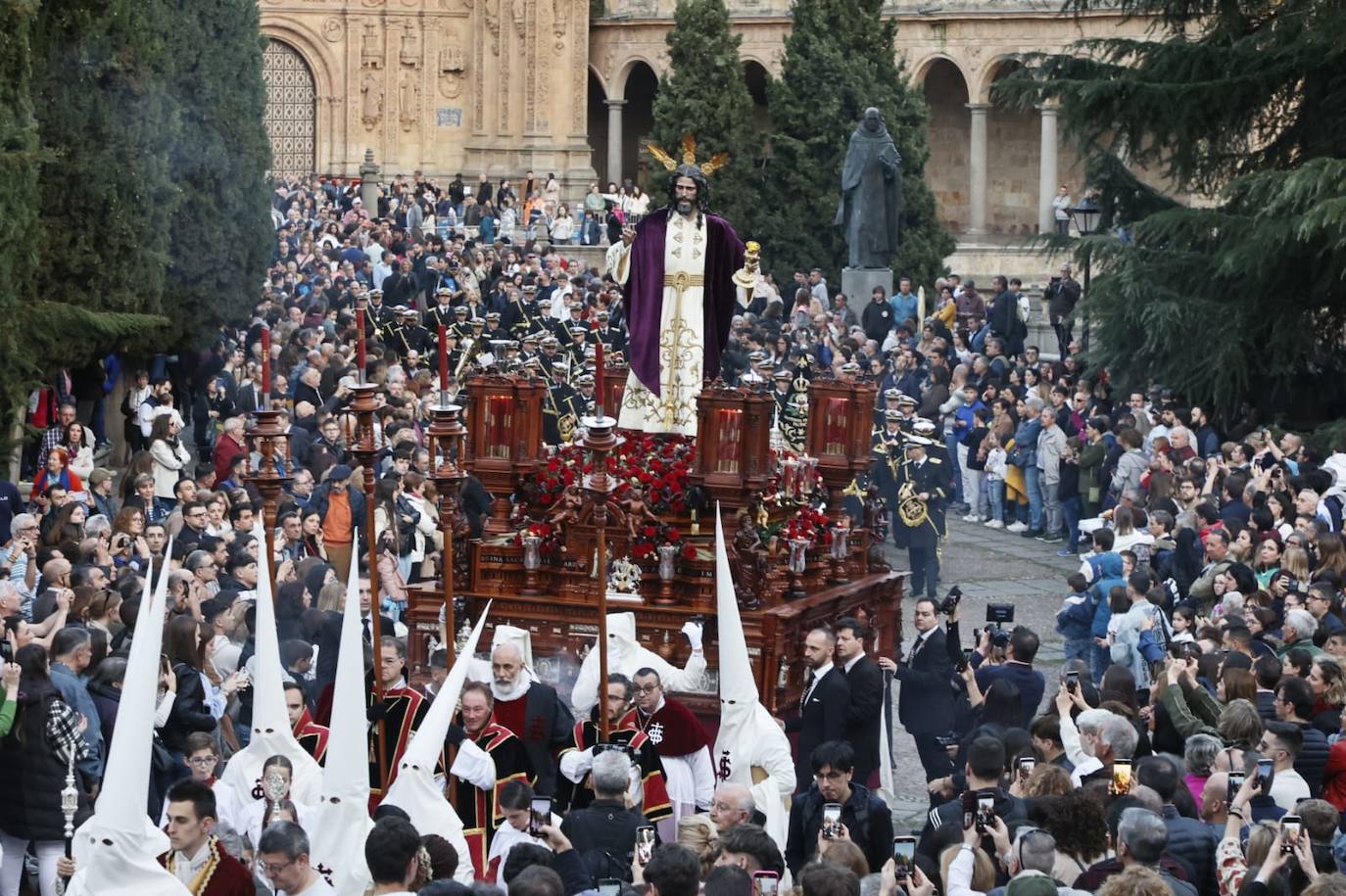 Salida masiva para recibir a un Cristo de la Redención vestido de &#039;Madrugada&#039;