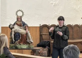 Alejandra del Barrio da a conocer la talla restaurada de la Virgen de las Angustias.