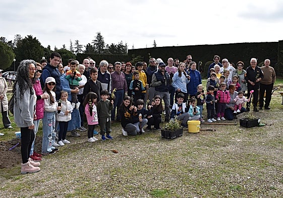 En la iniciativa, que se desarrolló en la urbanización El Pinar de Alba, participaron más de 50 niños.