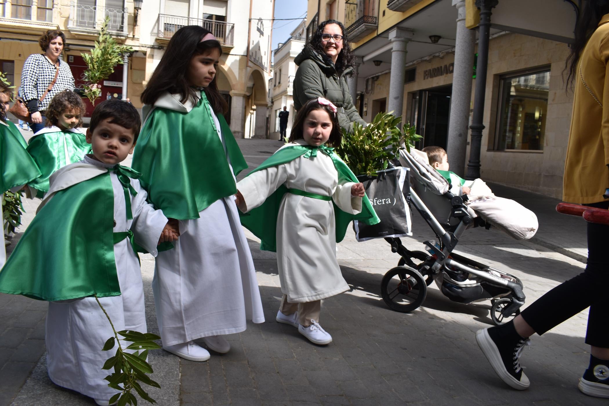 Los niños de Alba estrenan &#039;Paso de la Palabra&#039; durante la procesión del Domingo de Ramos