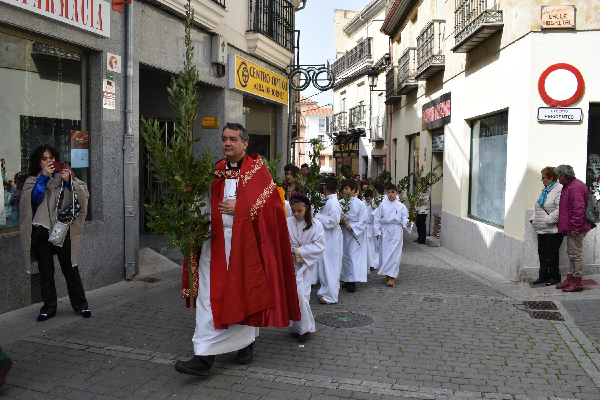 Los niños de Alba estrenan &#039;Paso de la Palabra&#039; durante la procesión del Domingo de Ramos