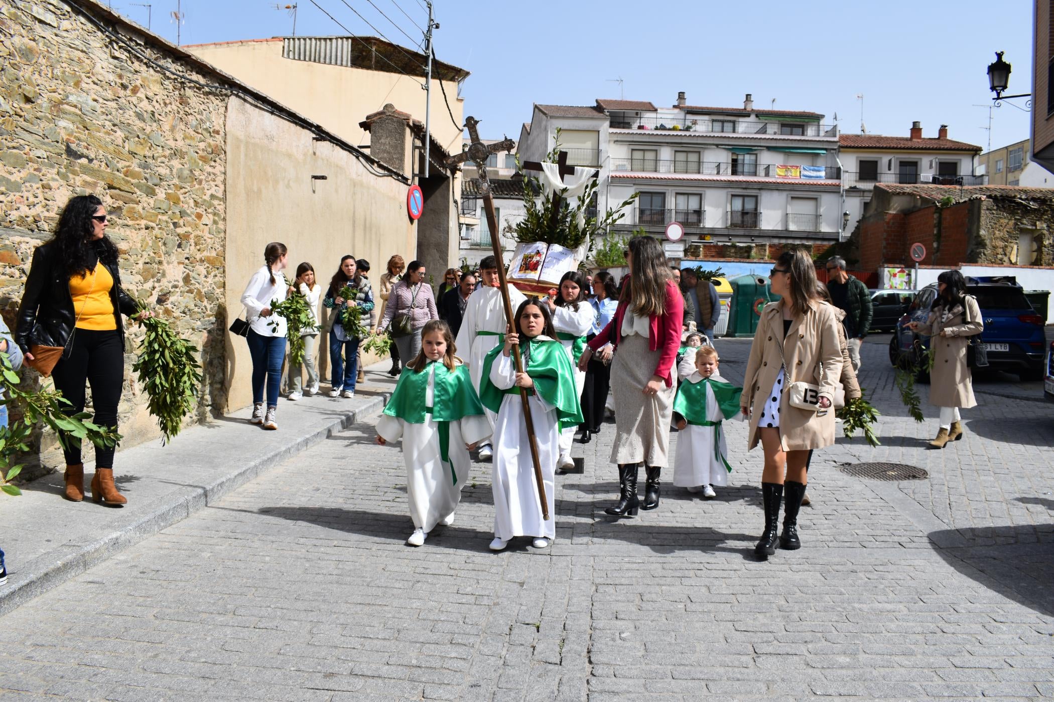 Los niños de Alba estrenan &#039;Paso de la Palabra&#039; durante la procesión del Domingo de Ramos