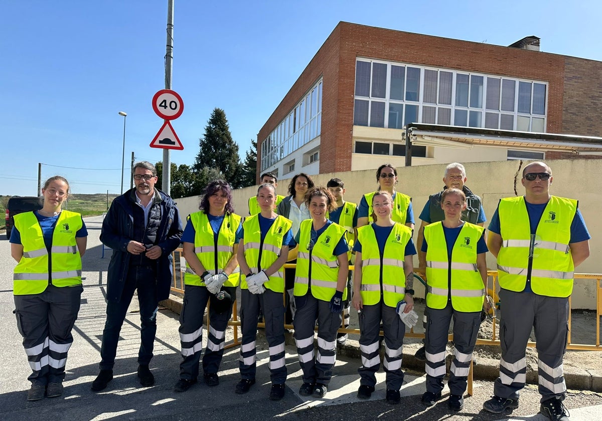 El alcalde de Villamayor, Ángel Peralvo, junto a los participantes de la nueva Acción de Formación y Empleo.