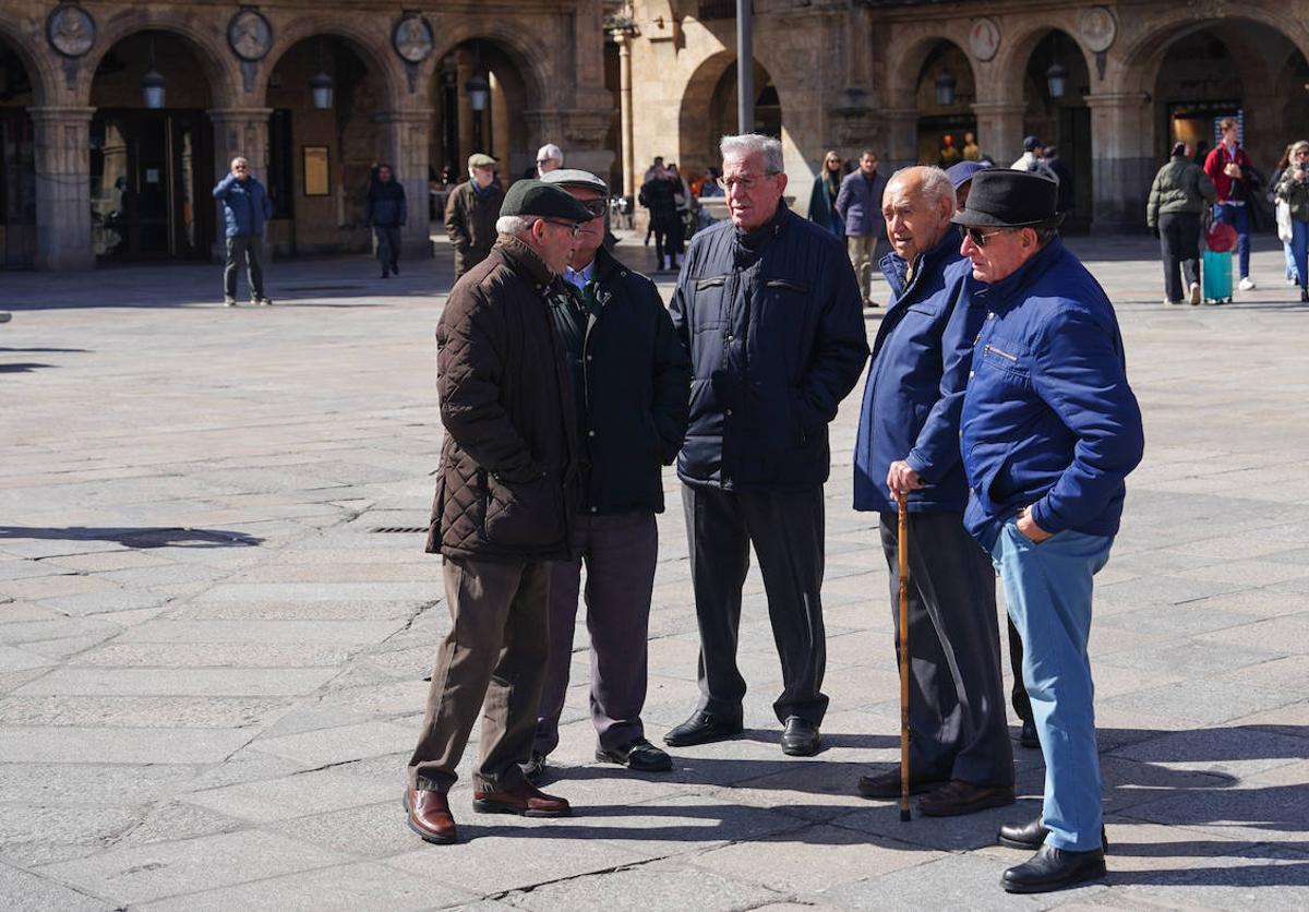 Mayores charlan en la Plaza Mayor de Salamanca.