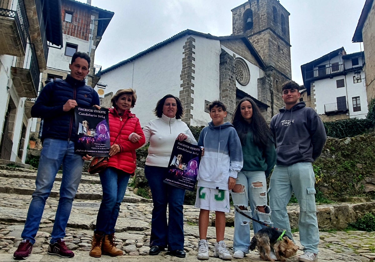 Miguel García, Mirella Frigenti, Ana Muñoz, Félix Nieto, Paula Nieto y Adrián González, esta mañana en la Cuesta de la Romana como escenario de la Via Crucis de Candelario.