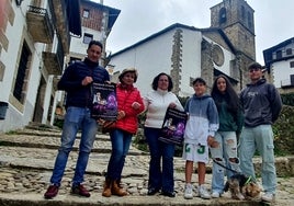 Miguel García, Mirella Frigenti, Ana Muñoz, Félix Nieto, Paula Nieto y Adrián González, esta mañana en la Cuesta de la Romana como escenario de la Via Crucis de Candelario.