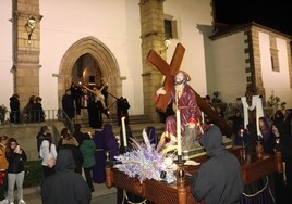 El paso de La Caída acompañó por primera vez al Cristo crucificado