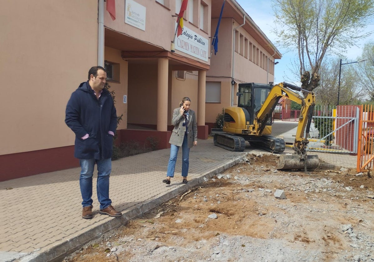 El alcalde David Mingo y la edil Marta Labrador, visitando el inicio de la obra.