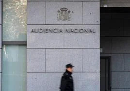 Un agente de la Policía Nacional pasea frente a la Audiencia Nacional.